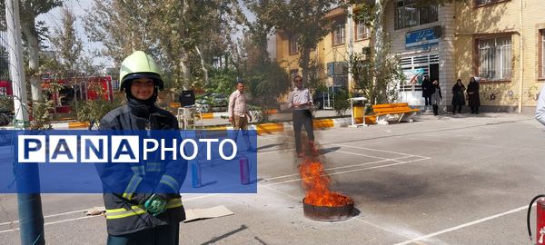  آموزش‌های اطفا حریق و نکات ایمنی در دبیرستان نمونه محبوبه محبی نیشابور  