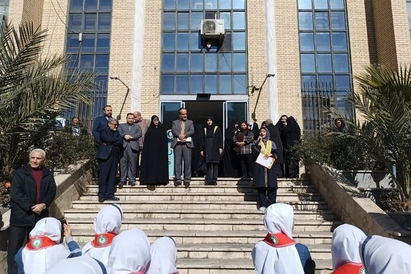 برافراشته شدن پرچم ایران در اداره آموزش و پرورش منطقه ۱۰