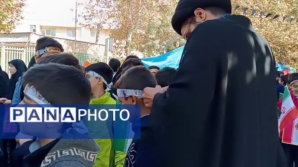 دانش‌آموزان با حضور در راهپیمایی ۱۳ آبان تنفر خود را نسبت به شیاطین امروزی نشان دادند