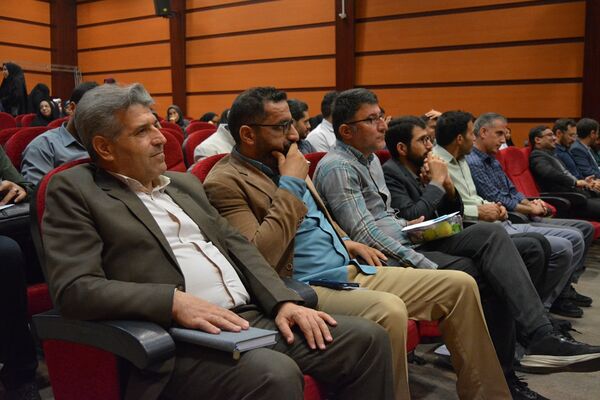 نشست هم‌اندیشی معاونین پرورشی، روحانیون امین و ائمه جماعات در بهارستان‌دو