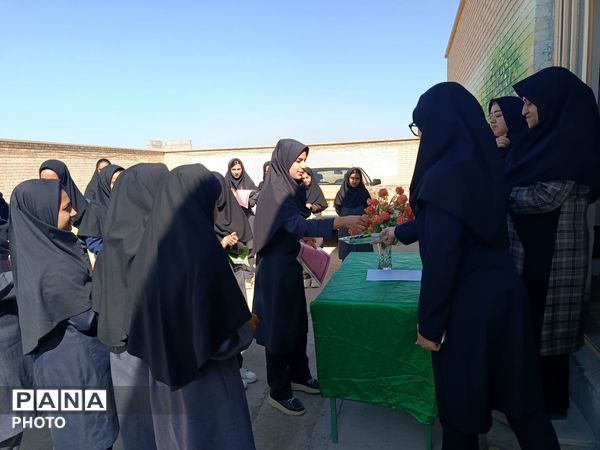 تجلیل از شاگردان برتر مدرسه گلشاد خلیل آباد