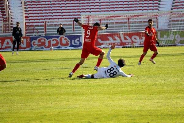 بازی تراکتور و ملوان در تبریز