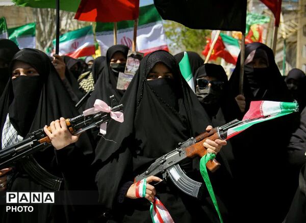  اوج اقتدار دختران ایران در گرامیداشت مادران و شهدای دانش‌آموز
