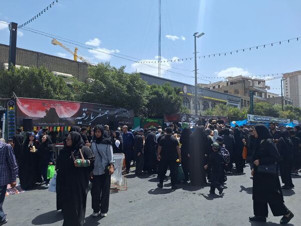 قدم‌هایی تا بهشت؛ جاماندگان اربعین در مشهد رهسپار حرم مطهر رضوی شدند