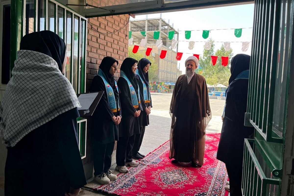 برپایی نماز جماعت همراه با بزرگداشت و تجلیل از مقام‌آوران دانش‌آموزی مدرسه نمونه دولتی ارشاد