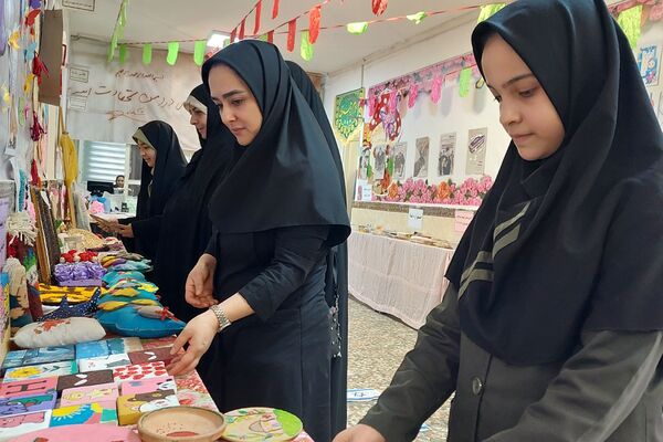 افتتاحیه نمایشگاه «مدرسه انقلاب» در مدرسه شهید شرافت بهارستان‌دو