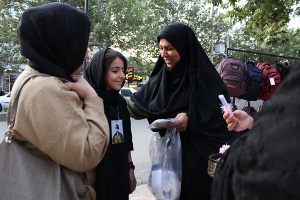 اهدای بسته فرهنگی و برپایی غرفه حجاب