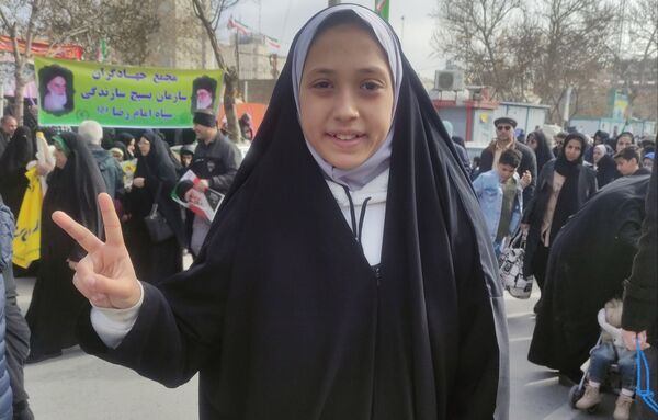 حضور پرشور دانش آموزان دبستان تربیت در راهپیمایی ۲۲ بهمن