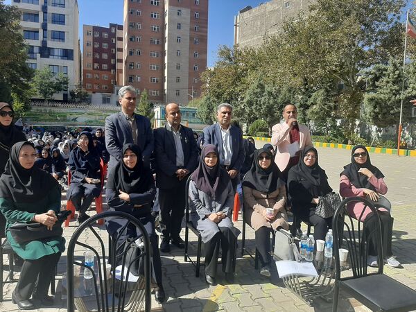 بزرگداشت هفته‌ دفاع مقدس در دبیرستان شاهد شهید حمامی
