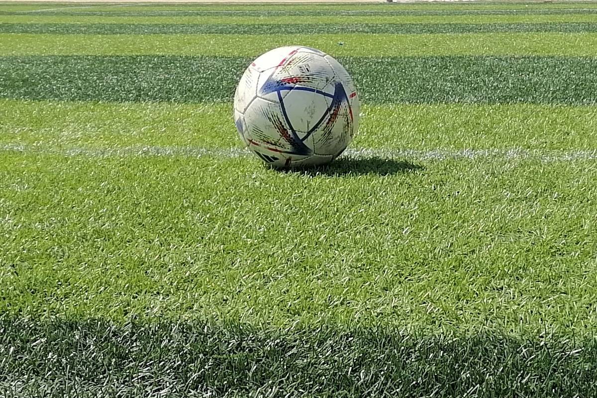  کلنگ‌زنی چمن مصنوعی در دبستان شهدای شهر اسلام‌آباد  