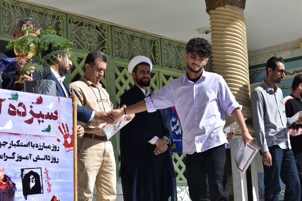 جشن روز دانش‌آموز در دبیرستان امام خمینی (ره) با حضور مسئولان، ورزشکاران و هنرمندان برگزار شد