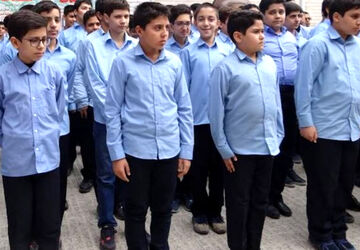 توزیع لباس فرم دانش آموزان در دبیرستان هاشمی رفسنجانی ناحیه ۴شیراز 
