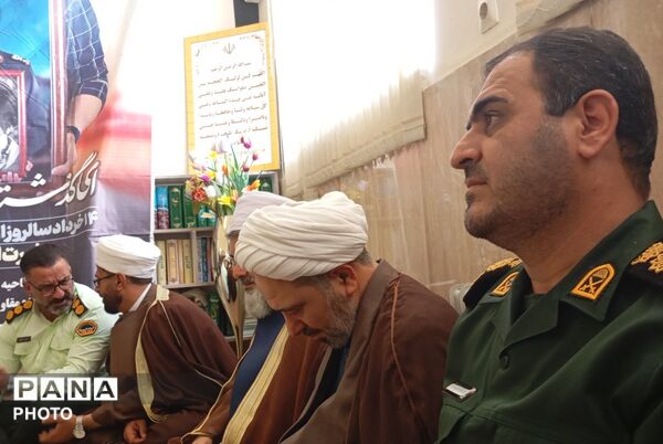 نماد وحدت شیعه و سنی در سوگ امام راحل (قدس سره)