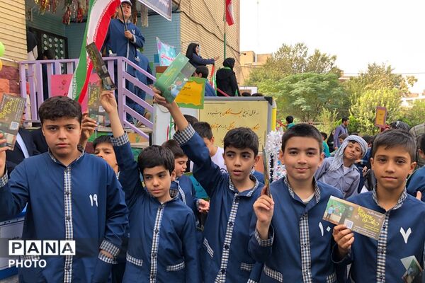 حضور مسئولان ناحیه دو شهرری در مراسم جشن عاطفه‌های دبستان پانزده خرداد 