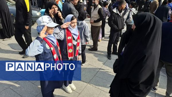 حضور پرشور دانش آموزان پیشتاز مشهدی در راهپیمایی یوم الله ۱۳ آبان