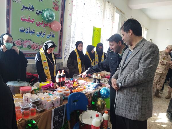 بازارچه دست‌سازه‌های دانش‌آموزان شهر راز
