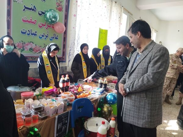 بازارچه دست‌سازه‌های دانش‌آموزان شهر راز