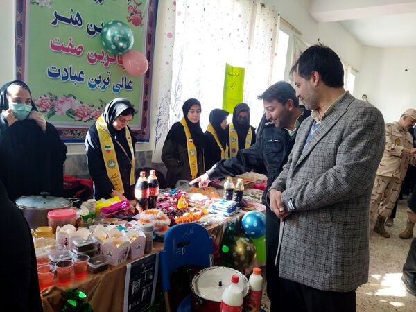 بازارچه دست‌سازه‌های دانش‌آموزان شهر راز