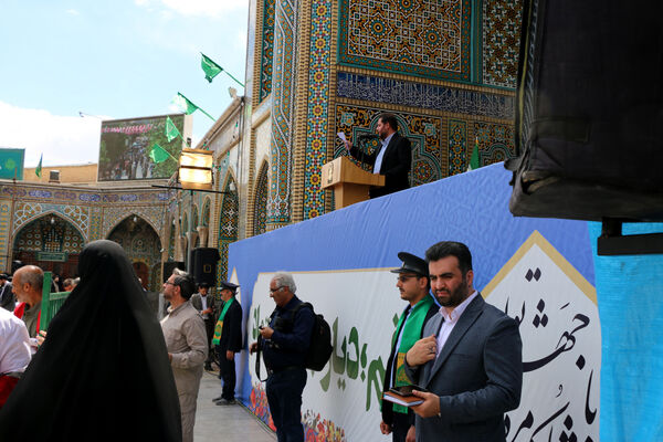 حضور پرشور نوجوانان قمی در آیین استقبال از رئیس جمهوری 