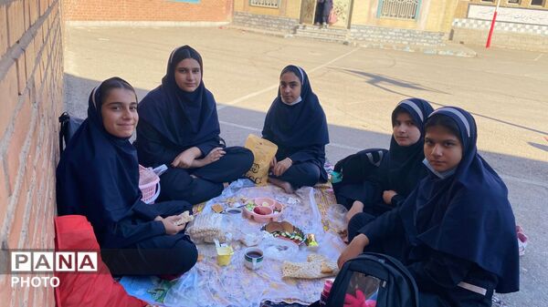 صبحانه‌ای سالم و شاد در حیاط مدرسه