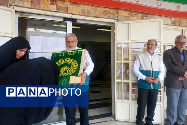 عطر حرم رضوی در دهه کرامت؛ پرچم متبرک امام رضا (ع) در مدرسه سمیه و شاهد فرهنگ