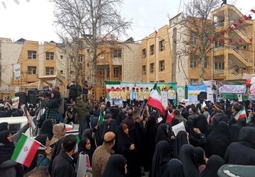 طنین خنده و همبستگی دانش‌آموزان خرم آبادی در خیابان‌های ۲۲ بهمن