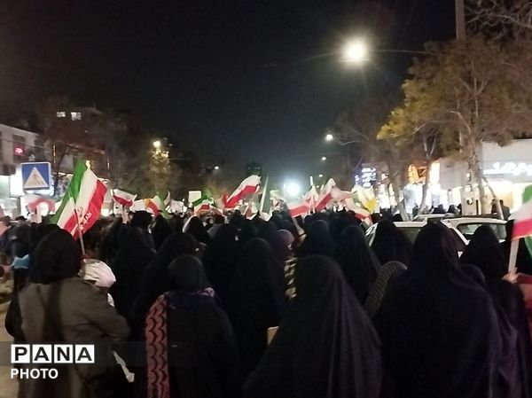 حضور مردمان محله های مختلف در چهارراه برق مشهد