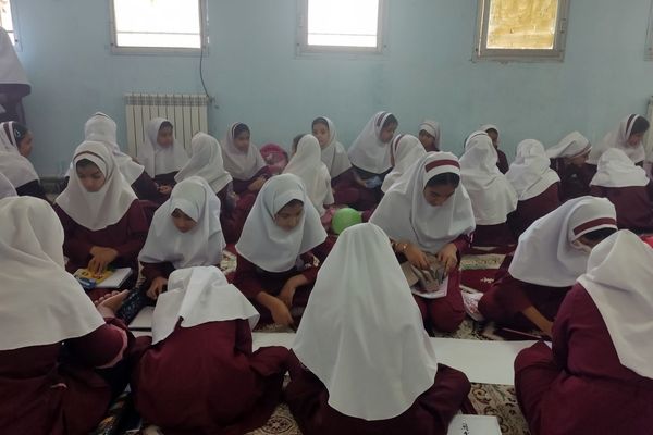 جشن رنگارنگ کودک و تخم‌مرغ در دبستان استقلال حاجی‌آباد؛ شادی، خلاقیت و تغذیه سالم در کنار هم