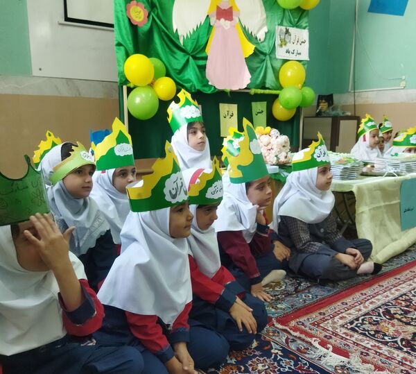 شیرین‌تر شدن کتاب قرآن کلاس اولی‌ها با برگزاری جشن باشکوه قرآن در دبستان تکتم