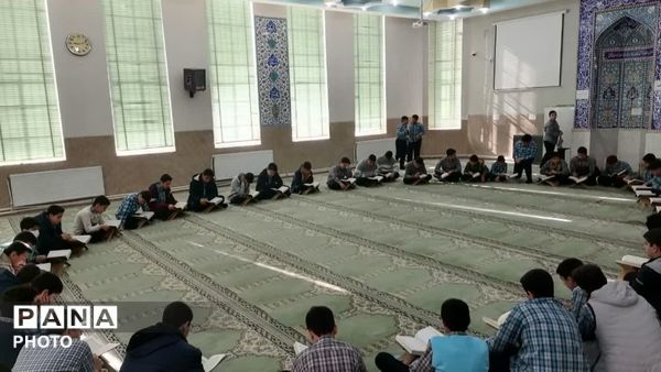 محفل قرآنی  در دبیرستان دوره اول پسرانه سیدالشهدا(ع)