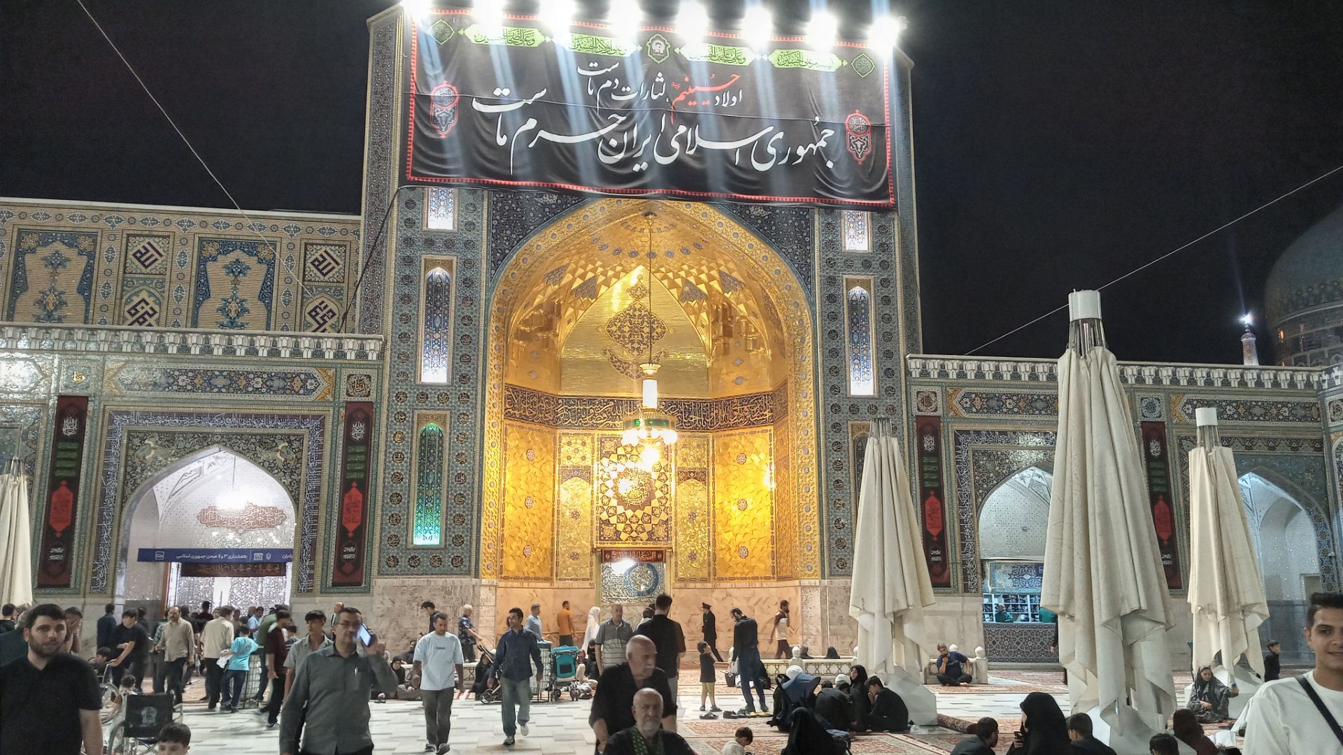 تجلی عشق و ارادت زائران در جوار بارگاه ملکوتی امام رضا(ع)