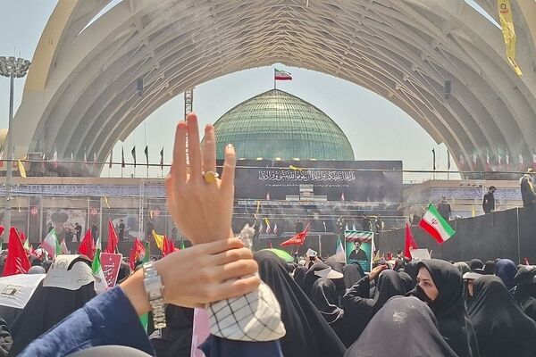 ایران هنوز ایستاده است