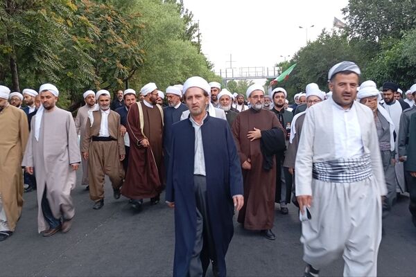 ایستادن علمای شیعه و سنی در یک صف برای نماز بر پیکر شهید