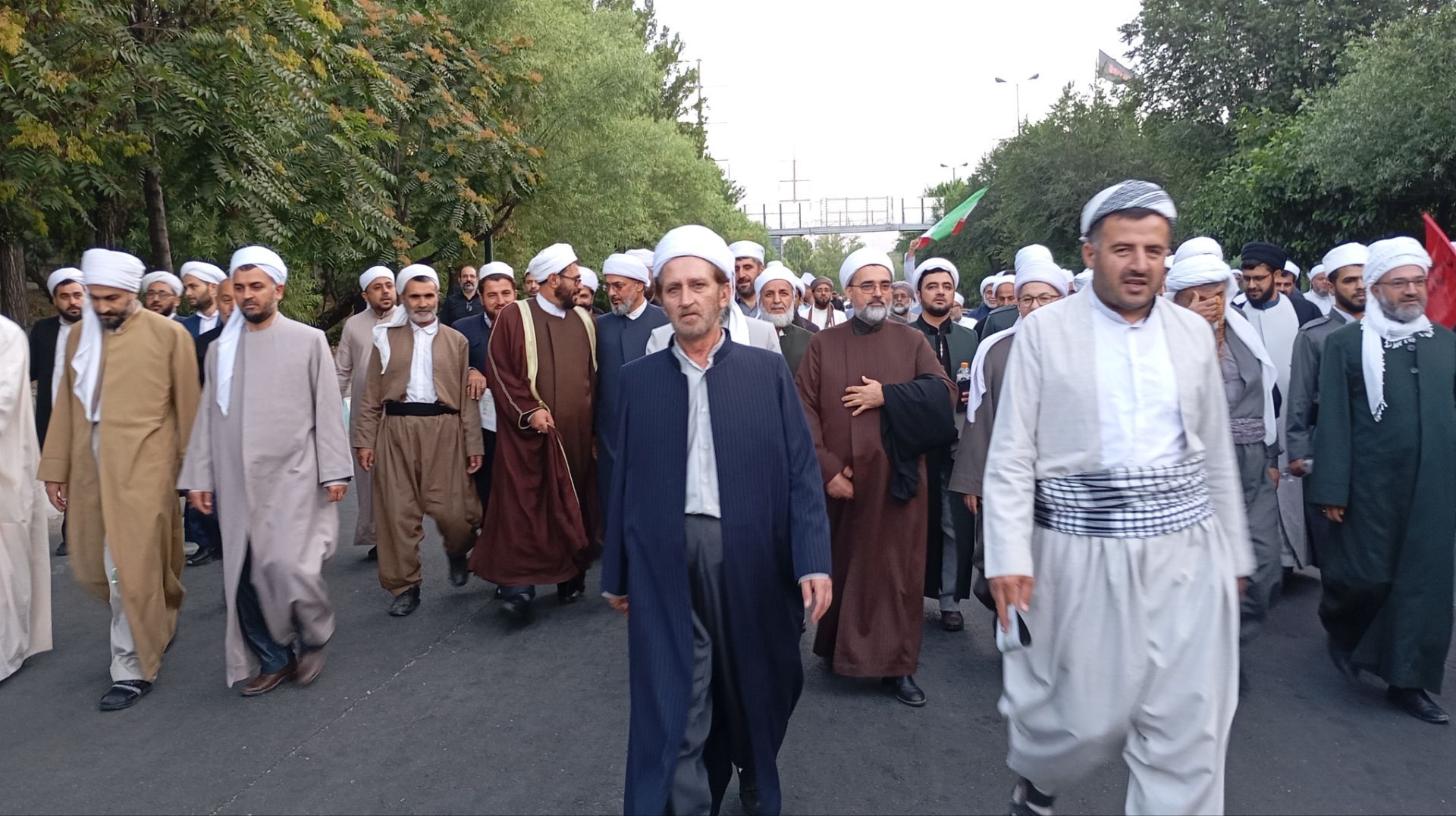ایستادن علمای شیعه و سنی در یک صف برای نماز بر پیکر شهید
