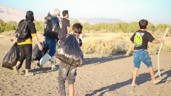 پاکسازی و کاشت نهال حرا در تالاب بندرخمیر
