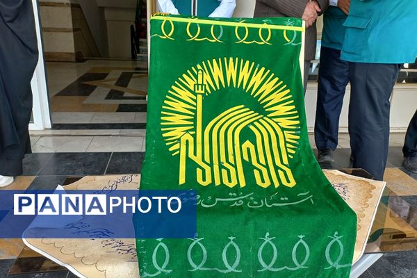 عطر حرم رضوی در دهه کرامت؛ پرچم متبرک امام رضا (ع) در مدرسه سمیه و شاهد فرهنگ