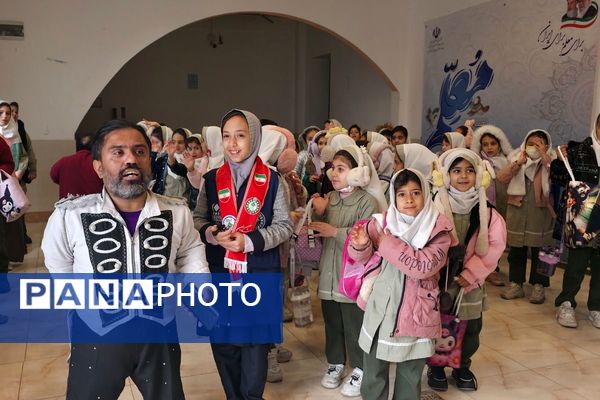 برگزاری سیرک لی‌لی پوت‌ها در اداره آموزش و پرورش رباط‌کریم