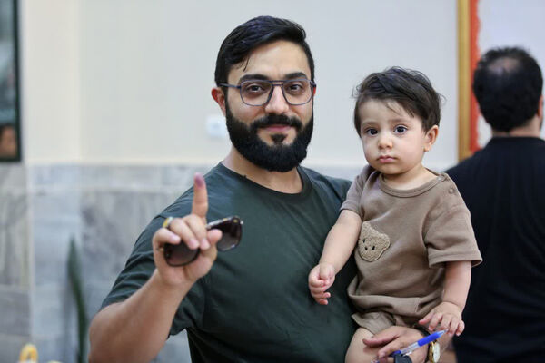 حضور کودکان به همراه والدین در شعبه‌های اخذ رأی