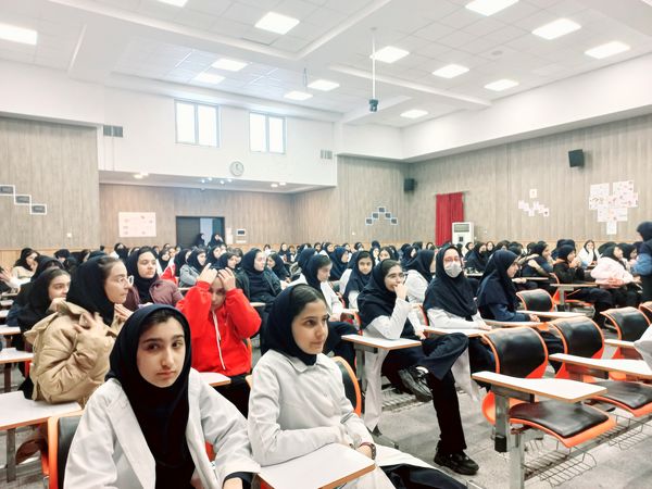 نمایشگاه دست‌سازه در دبیرستان مصلی نزاد حضرت زهرا(س) ناحیه سه