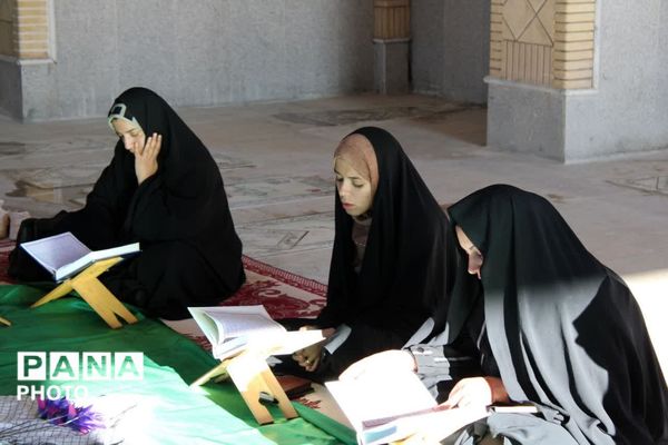 برنامه جزء خوانی قرآن کریم در گلزار شهدای شهرستان مروست