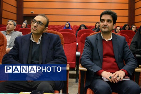 آیین تجلیل از برگزیدگان حوزه مشاوره و پیشگیری از آسیب‌های اجتماعی بهارستان‌دو