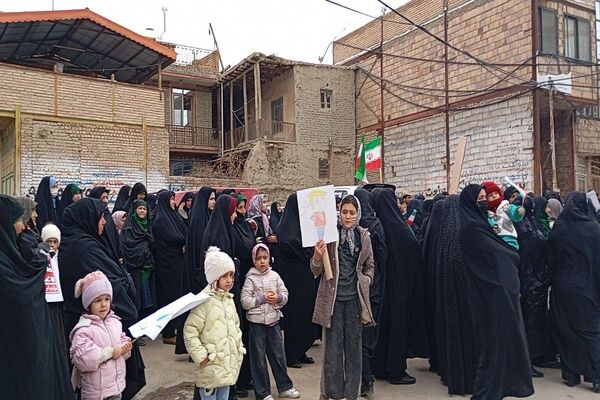 حضور کودکان و دانش آموزان در راهپیمایی یوم‌الله ۲۲بهمن در شهر بار نیشابور