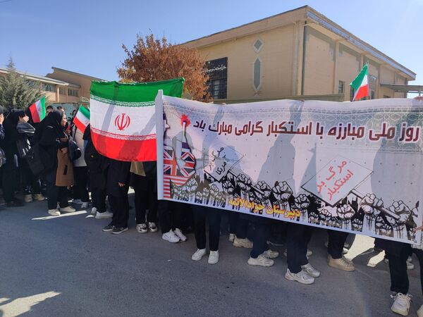 حضور گسترده دانش آموزان سورشجان در راهپیمایی ۱۳ آبان؛ فریاد ایستادگی در برابر استکبار جهانی