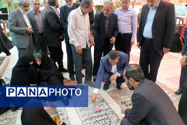 عطرافشانی مزار شهدای فرهنگی استان قم