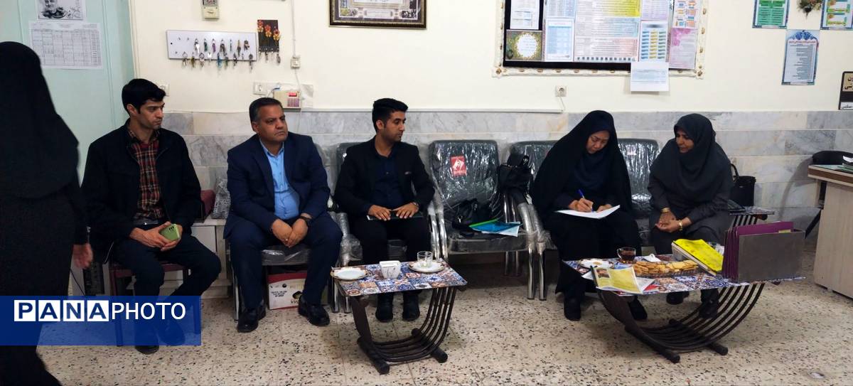 بازدید استانی کارشناس بهداشت از دبیرستان شهید محمدی پور