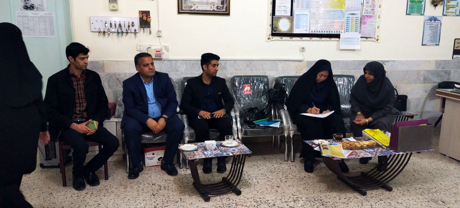 بازدید استانی کارشناس بهداشت از دبیرستان شهید محمدی پور