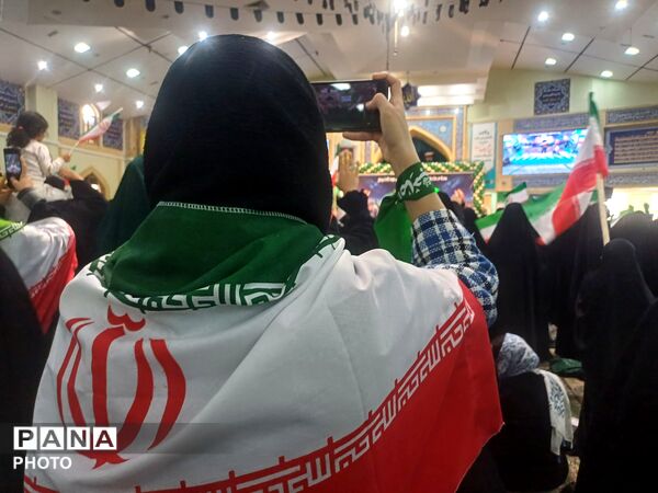 تجدید بیعت دختران وطن با آرمان‌های انقلاب در حسینیه امام