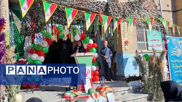 آیین نمادین نواختن زنگ مهر و مقاومت در دبیرستان حضرت معصومه(س) شهرستان فیروزکوه 