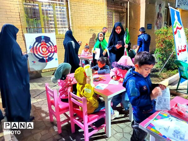 کودکان هم پای والدین در تجمعات شبانه