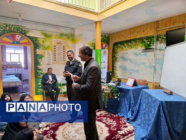  جلسه آموزش خانواده در دبیرستان نمونه اندیشه 